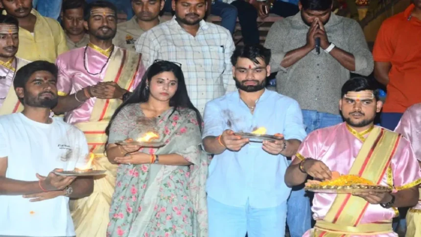 Rinku Singh और Priya Saroj ने Varanasi में काशी विश्वनाथ के किए दर्शन, गंगा आरती में लिया भाग