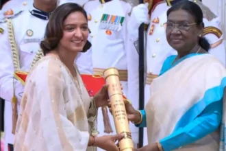 Padma Awards 2026 : भारतीय महिला क्रिकेट टीम की कप्तान हरमनप्रीत कौर को मिला पद्मश्री, राष्ट्रपति द्रौपदी मुर्मू ने किया सम्मानित