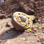 Ancient Shivling : महाकाल मंदिर के पास खुदाई में मिला प्राचीन शिवलिंग, पुजारियों ने किया पूजन, श्रद्धालुओं का उमड़ा सैलाब