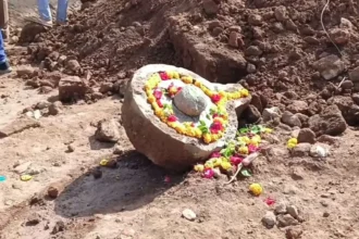 Ancient Shivling : महाकाल मंदिर के पास खुदाई में मिला प्राचीन शिवलिंग, पुजारियों ने किया पूजन, श्रद्धालुओं का उमड़ा सैलाब
