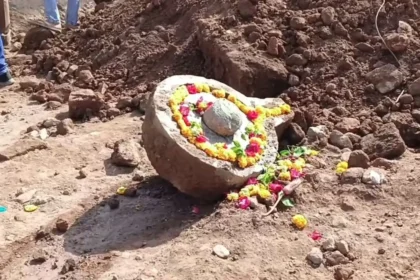 Ancient Shivling : महाकाल मंदिर के पास खुदाई में मिला प्राचीन शिवलिंग, पुजारियों ने किया पूजन, श्रद्धालुओं का उमड़ा सैलाब