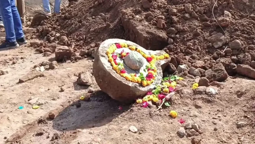 Ancient Shivling : महाकाल मंदिर के पास खुदाई में मिला प्राचीन शिवलिंग, पुजारियों ने किया पूजन, श्रद्धालुओं का उमड़ा सैलाब