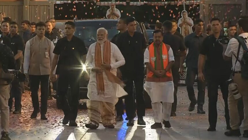 PM Modi Speech Live : बंगाल की जीत के बाद बीजेपी मुख्यालय पहुंचे पीएम मोदी, कार्यकर्ताओं ने जोरदार नारों से किया स्वागत