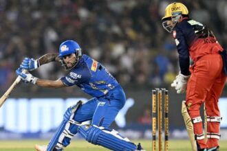 RCB vs MI IPL 2026 : Raipur में मुंबई ने बेंगलुरु को दिया 167 का लक्ष्य, भुवनेश्वर का 'चौका', तिलक वर्मा ने ठोका फिफ्टी
