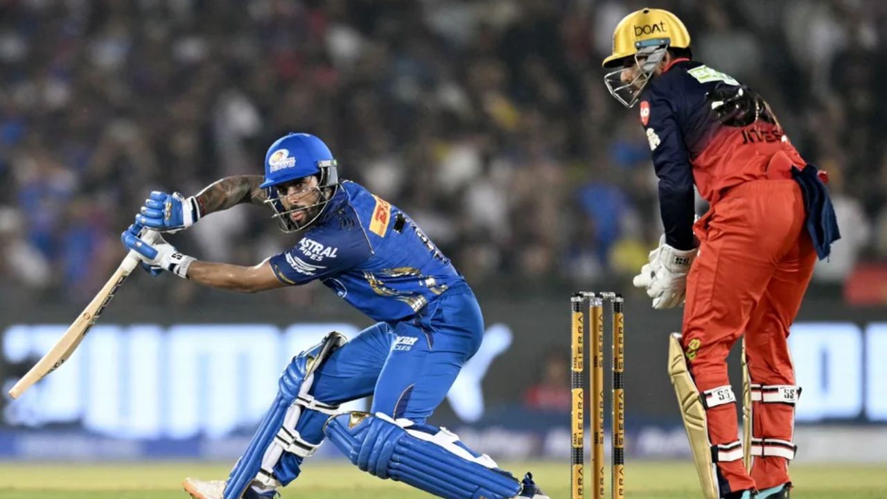 RCB vs MI IPL 2026 : Raipur में मुंबई ने बेंगलुरु को दिया 167 का लक्ष्य, भुवनेश्वर का 'चौका', तिलक वर्मा ने ठोका फिफ्टी