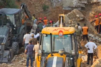 Jammu Bridge Collapse : जम्मू में पुल ढहने से बड़ा हादसा : मलबे में दबकर कई लोगों की मौत, रेस्क्यू ऑपरेशन जारी