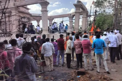 महाराष्ट्र के परभणी में बड़ा हादसा : हनुमान मंदिर के मंडप की छत गिरी, 5 की मौत, कई लोग मलबे में दबे