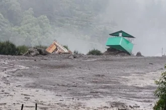 Kashmir Anantnag Cloudburst: अनंतनाग में बादल फटने से भारी तबाही, कई होटल और घर डूबे, राहत कार्य जारी